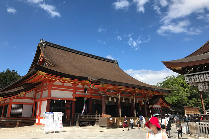 四条通の東のどんつきの八坂神社。西のどんつきは松尾大社です。