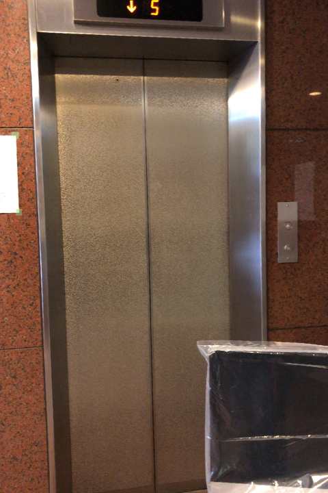 エレベーターで机を運び込みます