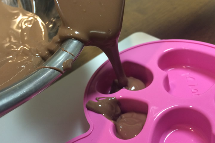 チョコレートをモールド流し込む